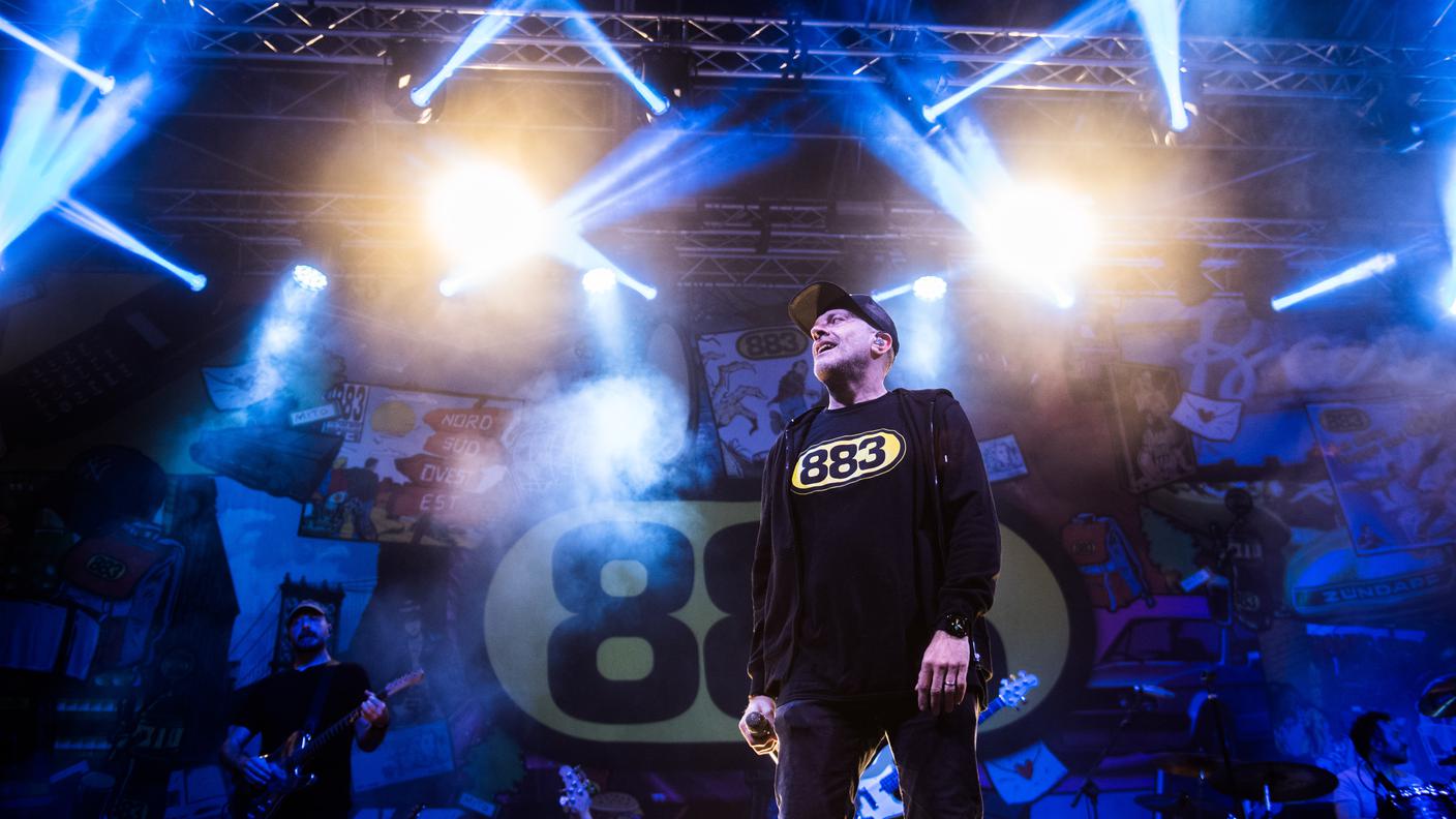 Max Pezzali immortalato durante un concerto a Bellinzona