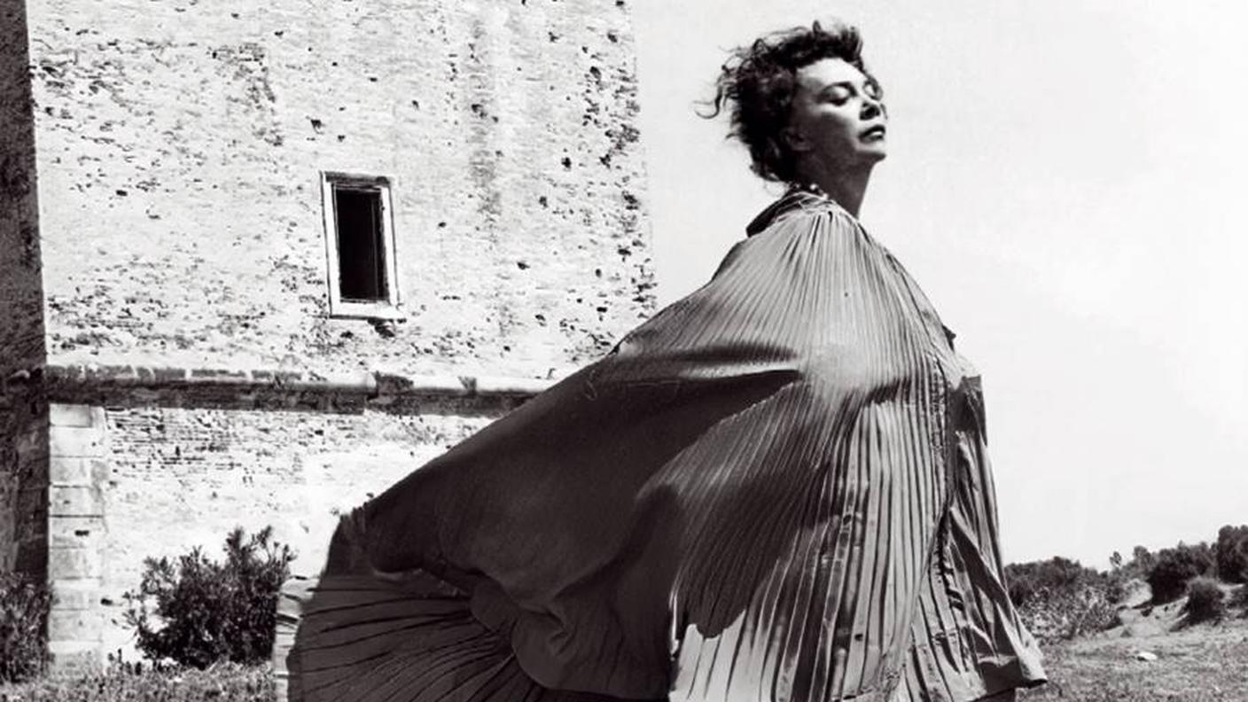 Leonor Fini nel 1952 a Tor San Lorenzo, vicino Roma