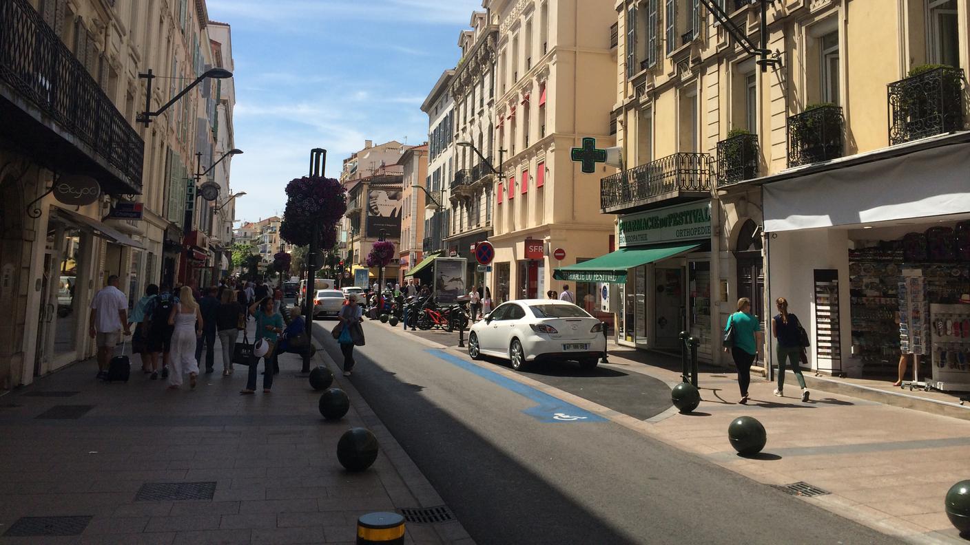 La Rue d'Antibes è ancora tranquilla