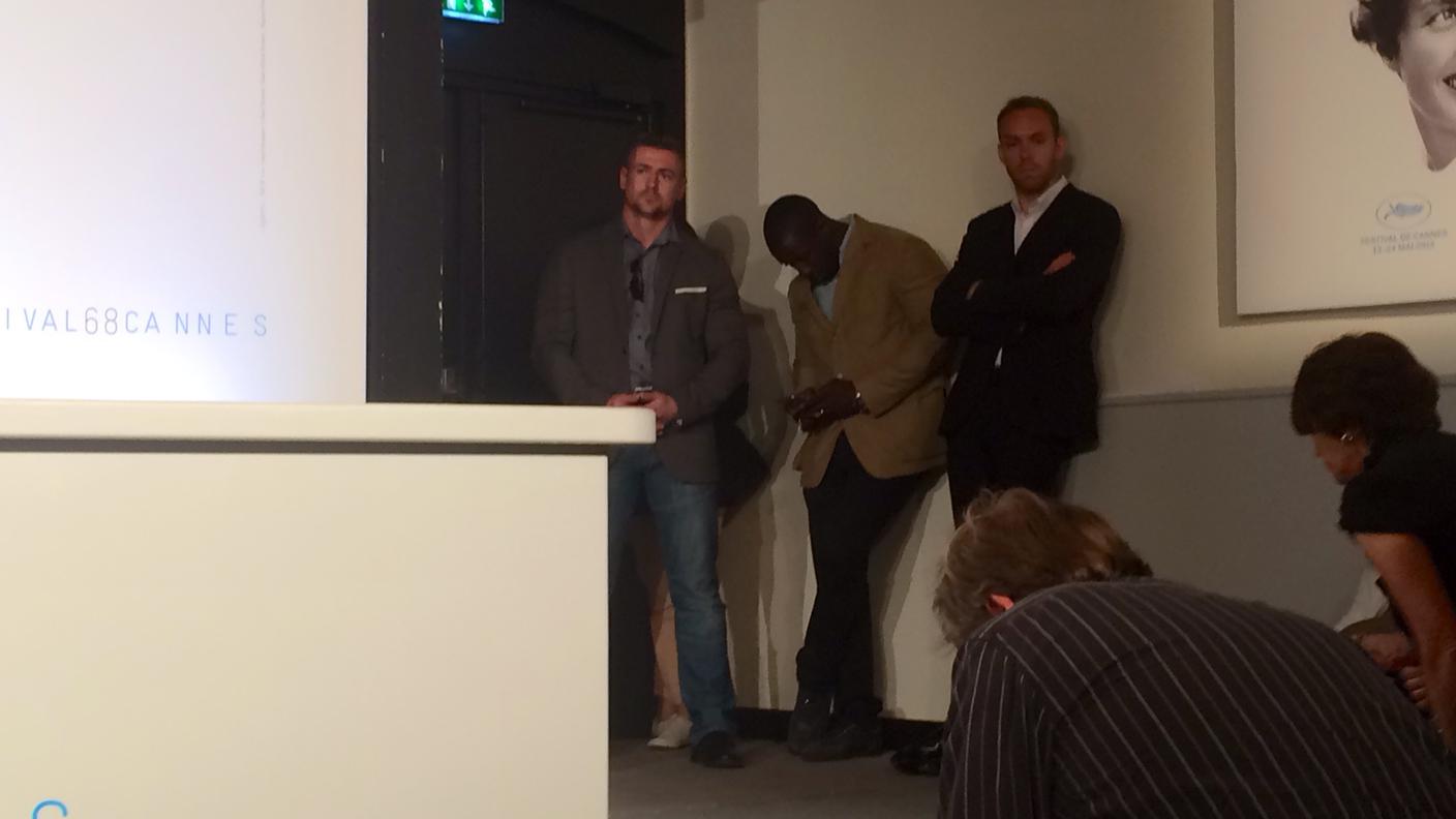 Le guardie del corpo di Woody ascoltano con attenzione