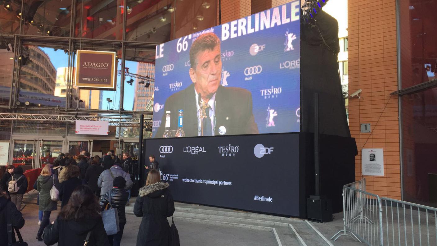 Il dottor Bartolo sui maxischermi durante la conferenza stampa