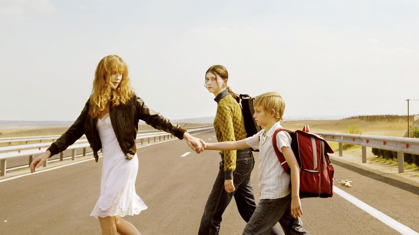 Una scena di Home in cui Isabelle Huppert trascina il piccolo Kacey