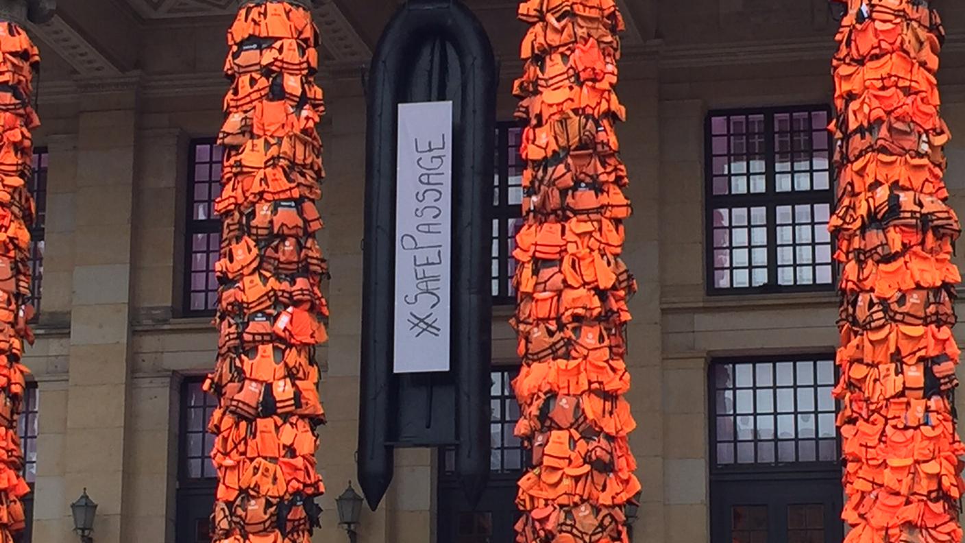 Il dettaglio sul vero gommone da sbarco appeso al teatro da Ai Wei Wei 