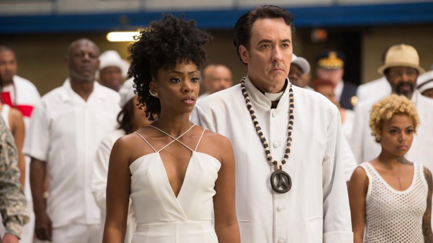 John Cusack prete al fianco di Lisistrata (Teyonah Parris)