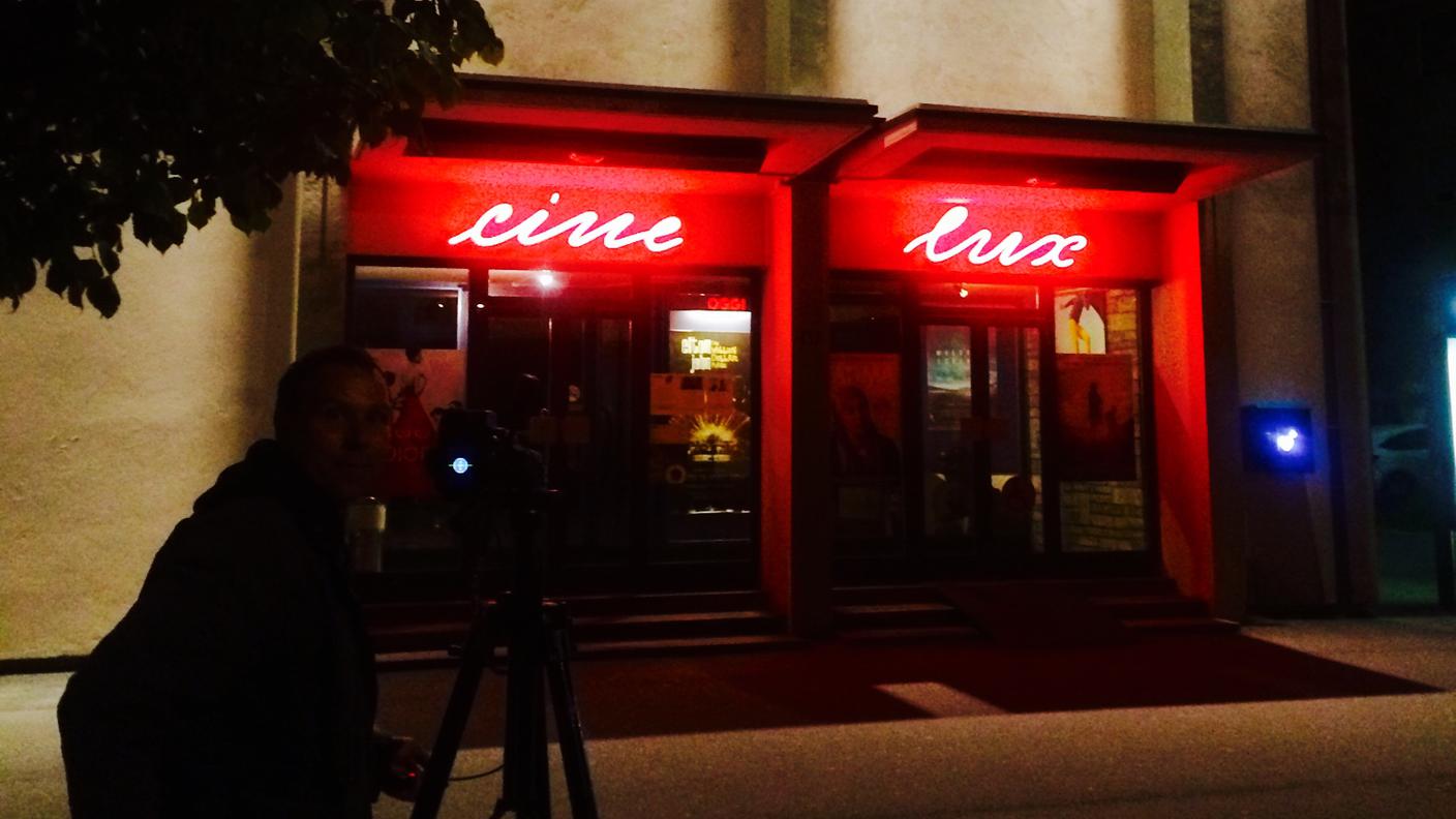 Visione notturna della facciata del cinema Lux