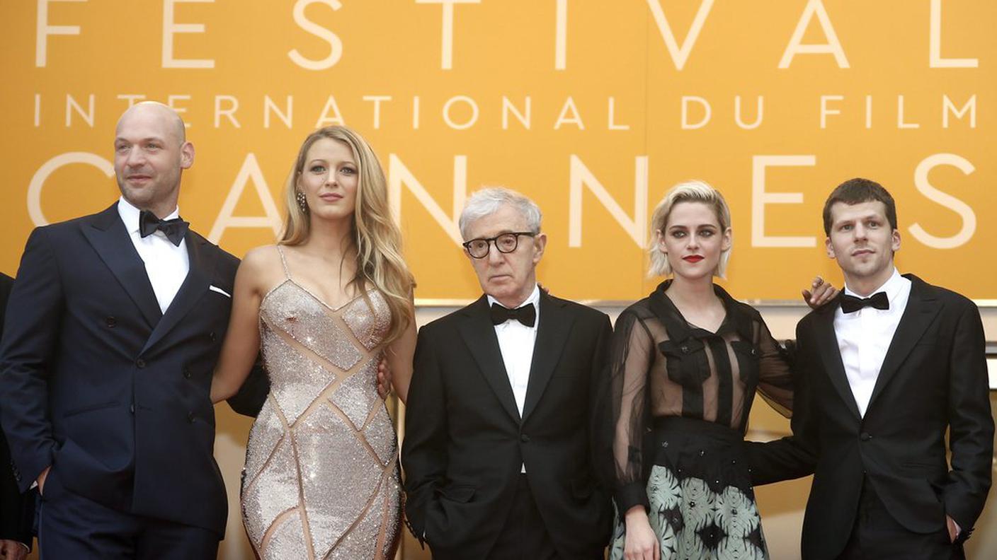Cafe Society di Woody Allen (al centro) ha dato via alla kermesse. Da sinistra: Corey Stoll, Blake Lively, Woody Allen, Kristen Stewart e Jesse Eisenberg
