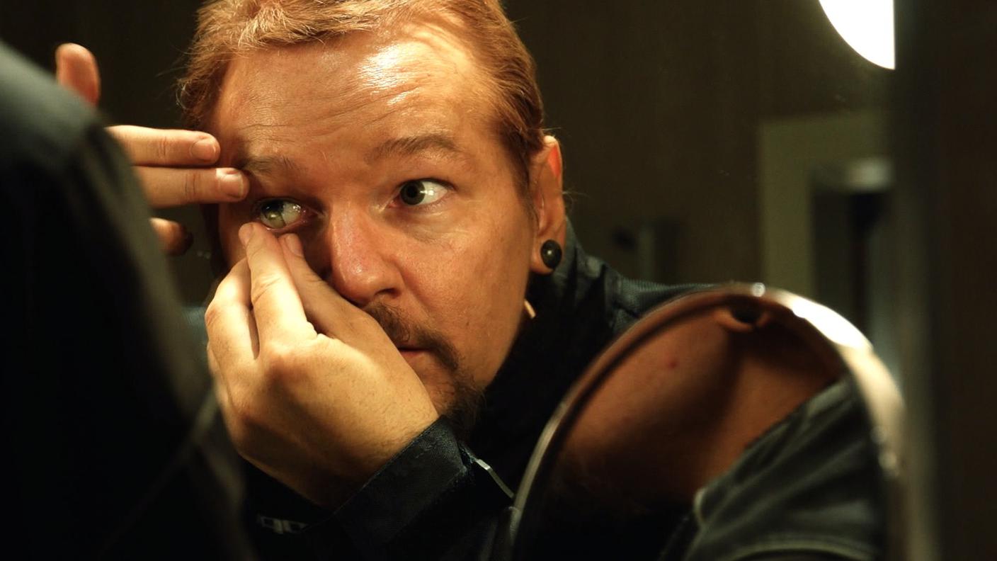 Julian Assange al momento di camuffarsi per raggiungere l'ambasciata dell'Ecuador