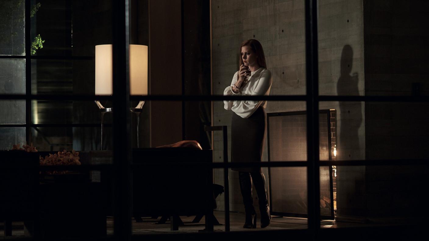 Amy Adams elegante gallerista per Tom Ford