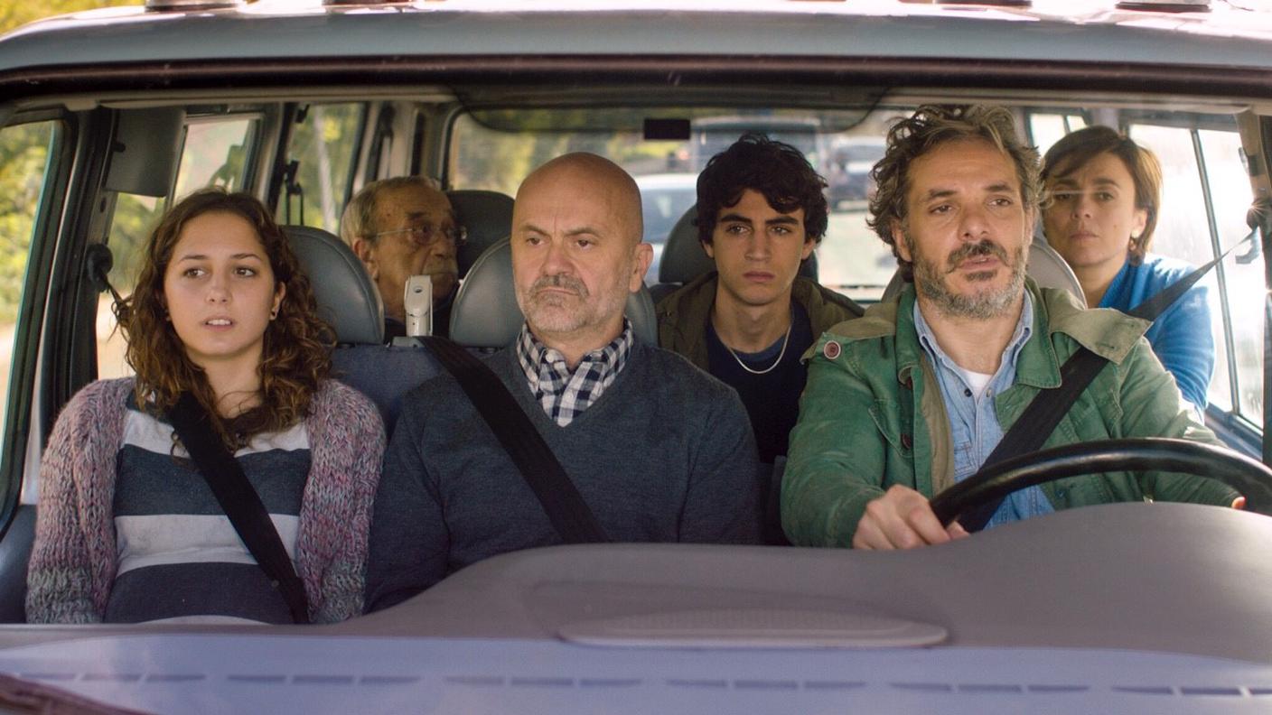 La famiglia allargata disfunzionale che popola il film