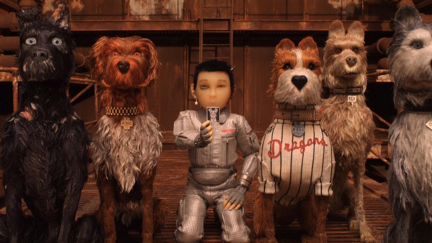 Il piccolo protagonista umano con i protagonisti cani