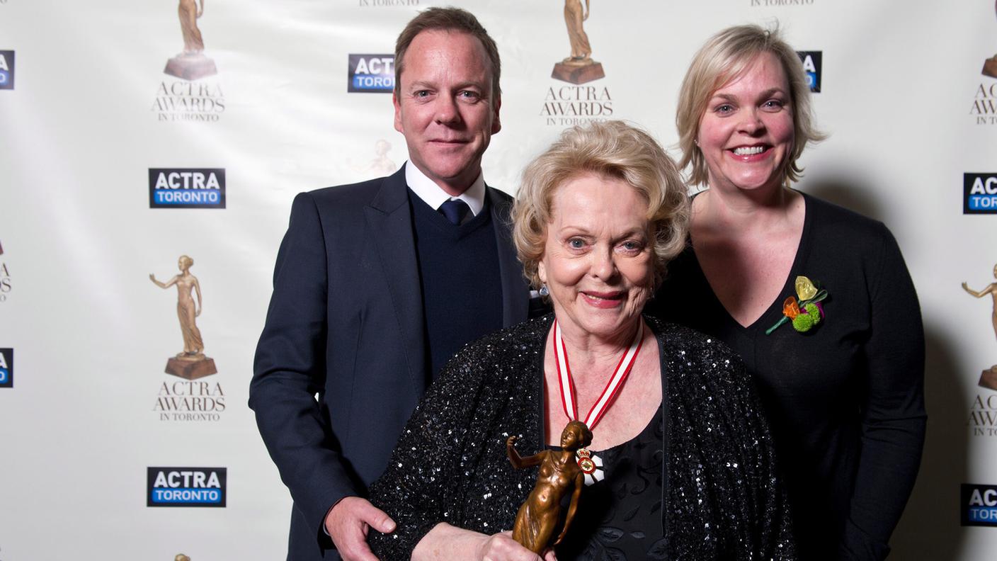 Shirley Douglas in una foto del 2013 con i figli Kiefer e Rachel Sutherland 