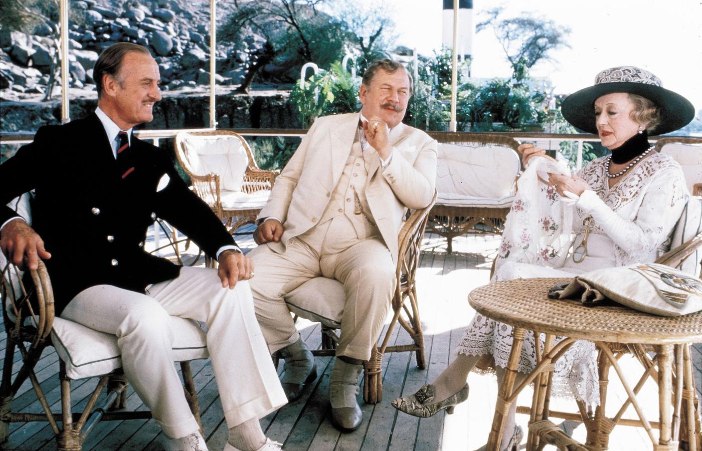 David Niven, Peter Ustinov e Bette Davis sul set di Assassinio sul Nilo, 1976