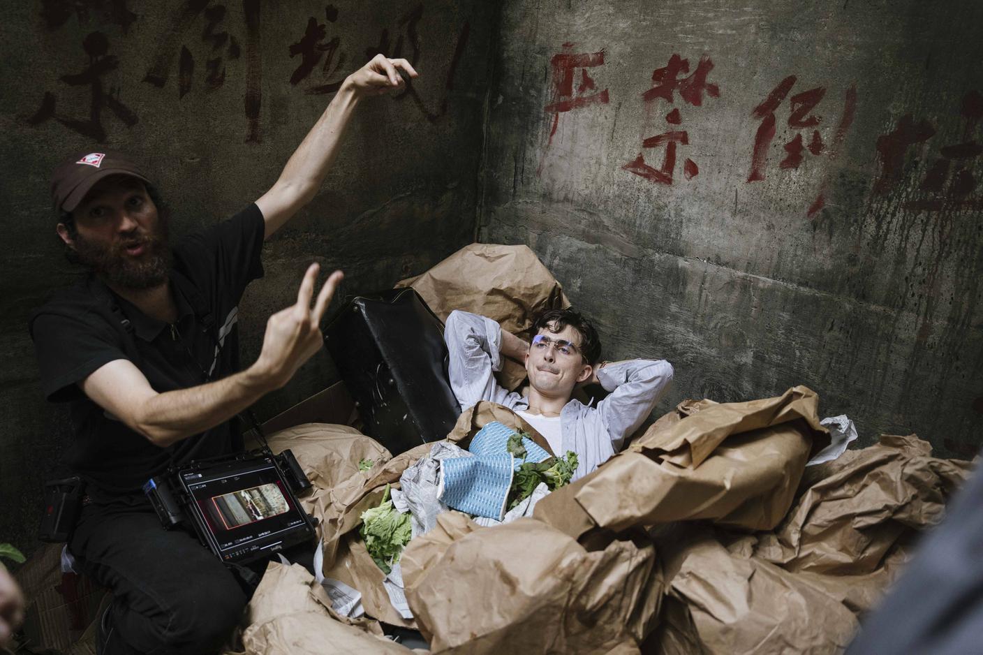 Josh Safide e Timothée Chalamet sul set di "Marty Supreme", 2025