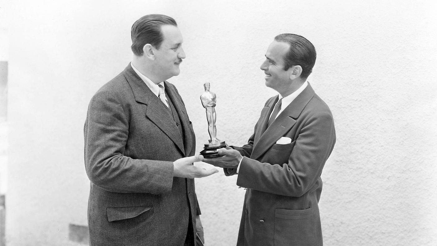 Joseph Farnham riceve l'Oscar da Douglas Fairbanks, 1929