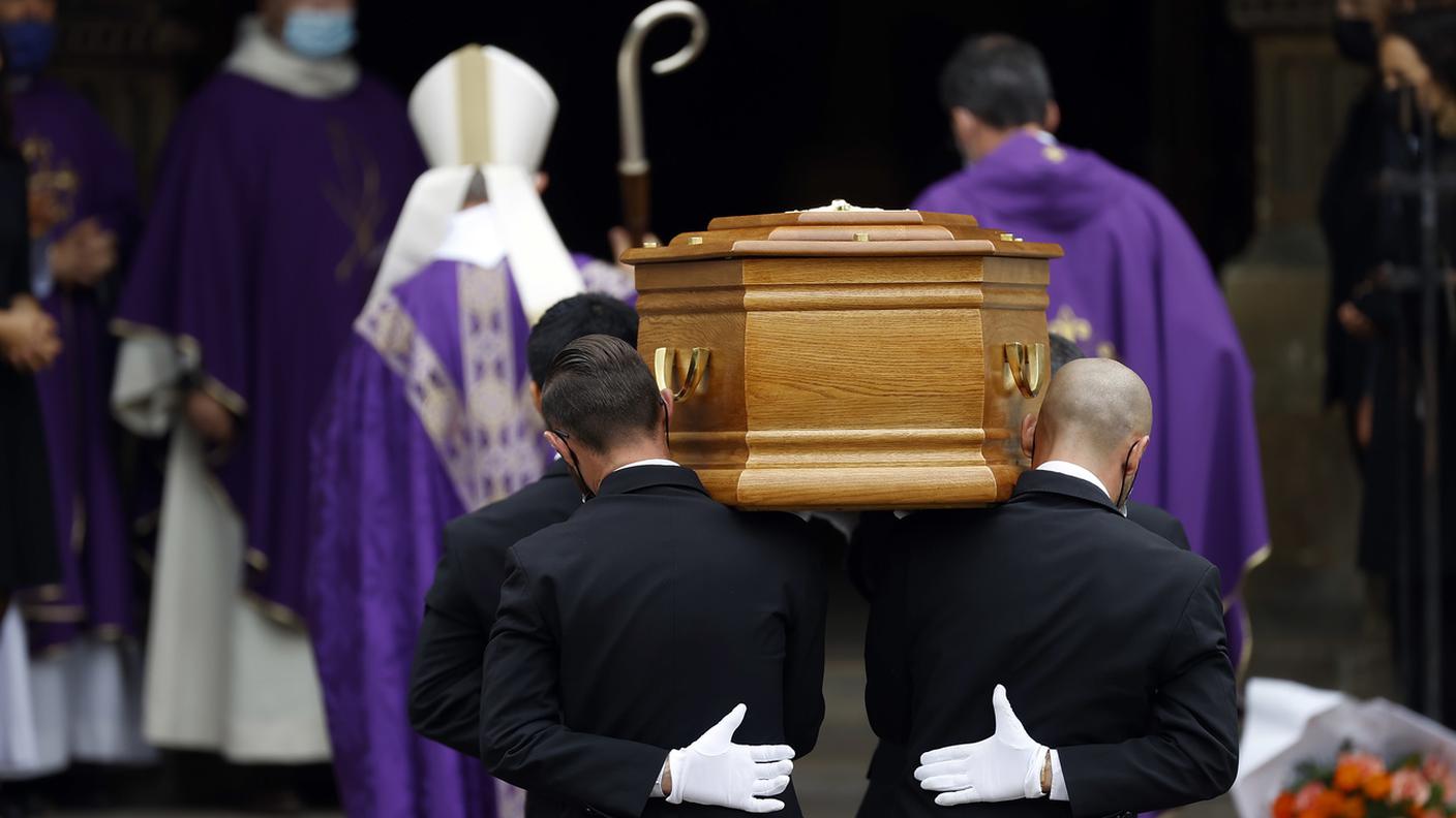 L'arrivo della bara alla chiesa di Saint-Germain-des-Prés