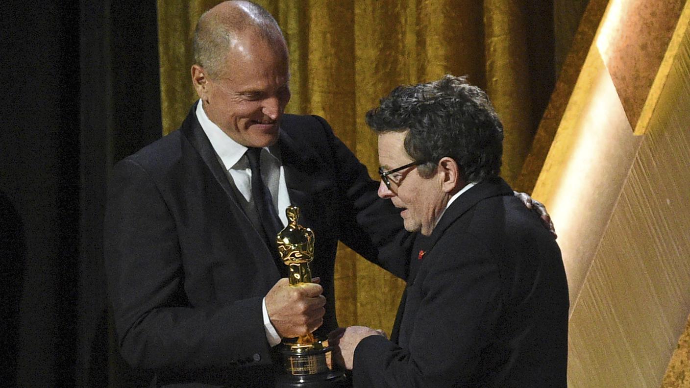 Michael J. Fox riceve l'Oscar da Woody Harrelson