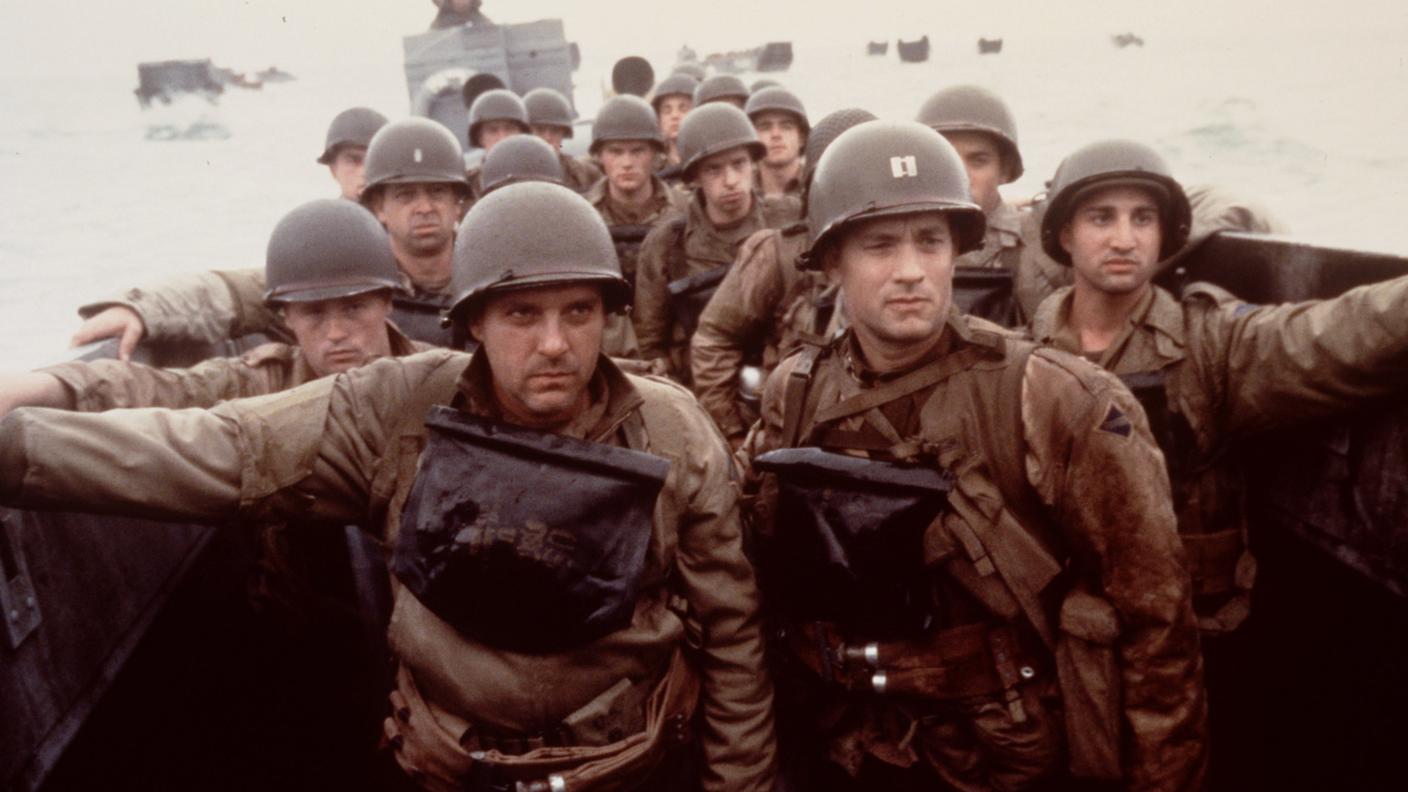 Tom Sizemore, a sinistra di Tom Hanks, nel suo ruolo più famoso