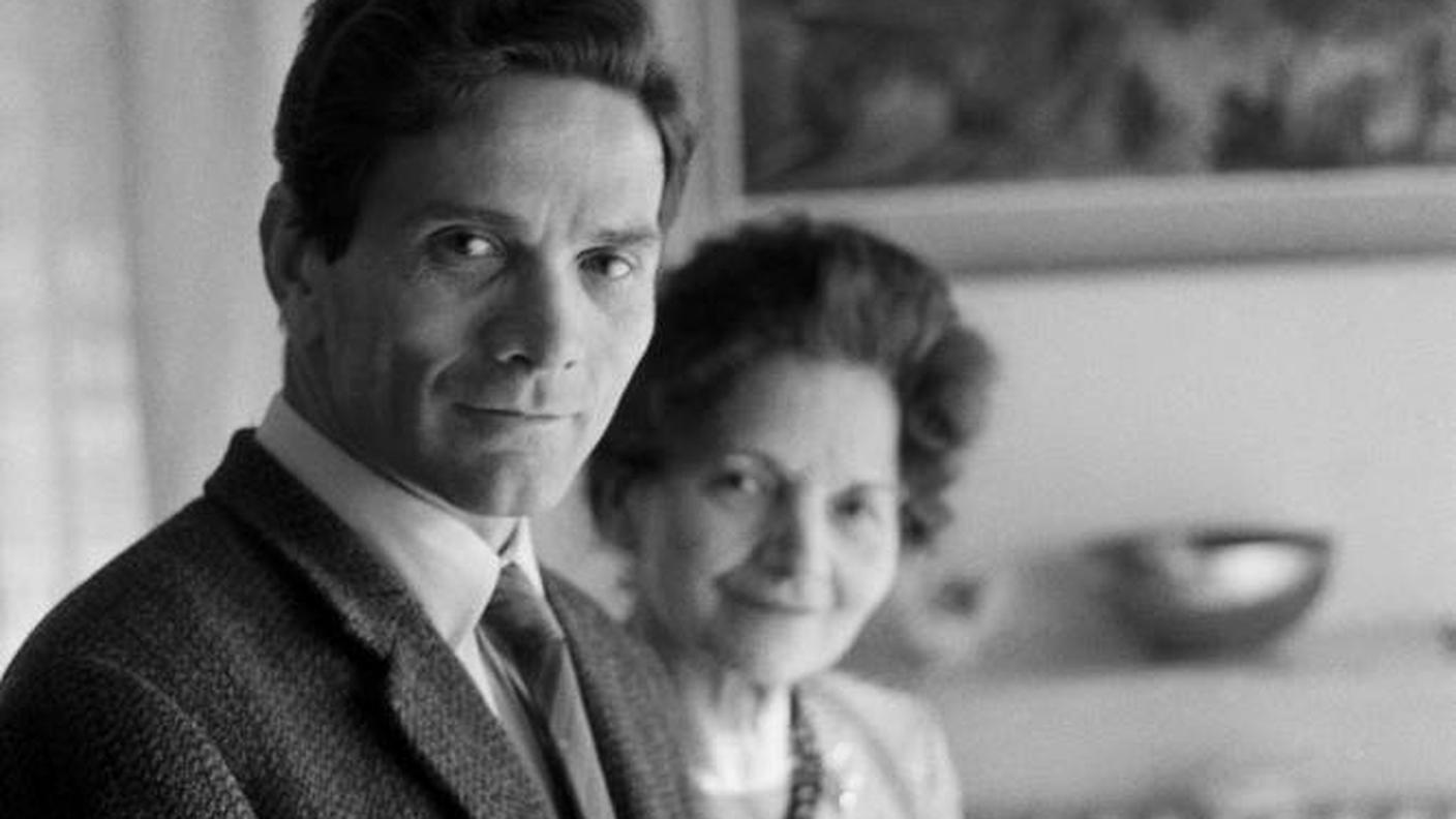 Mario Dondero, Pier Paolo Pasolini con la madre Susanna, Roma, 1962.jpg