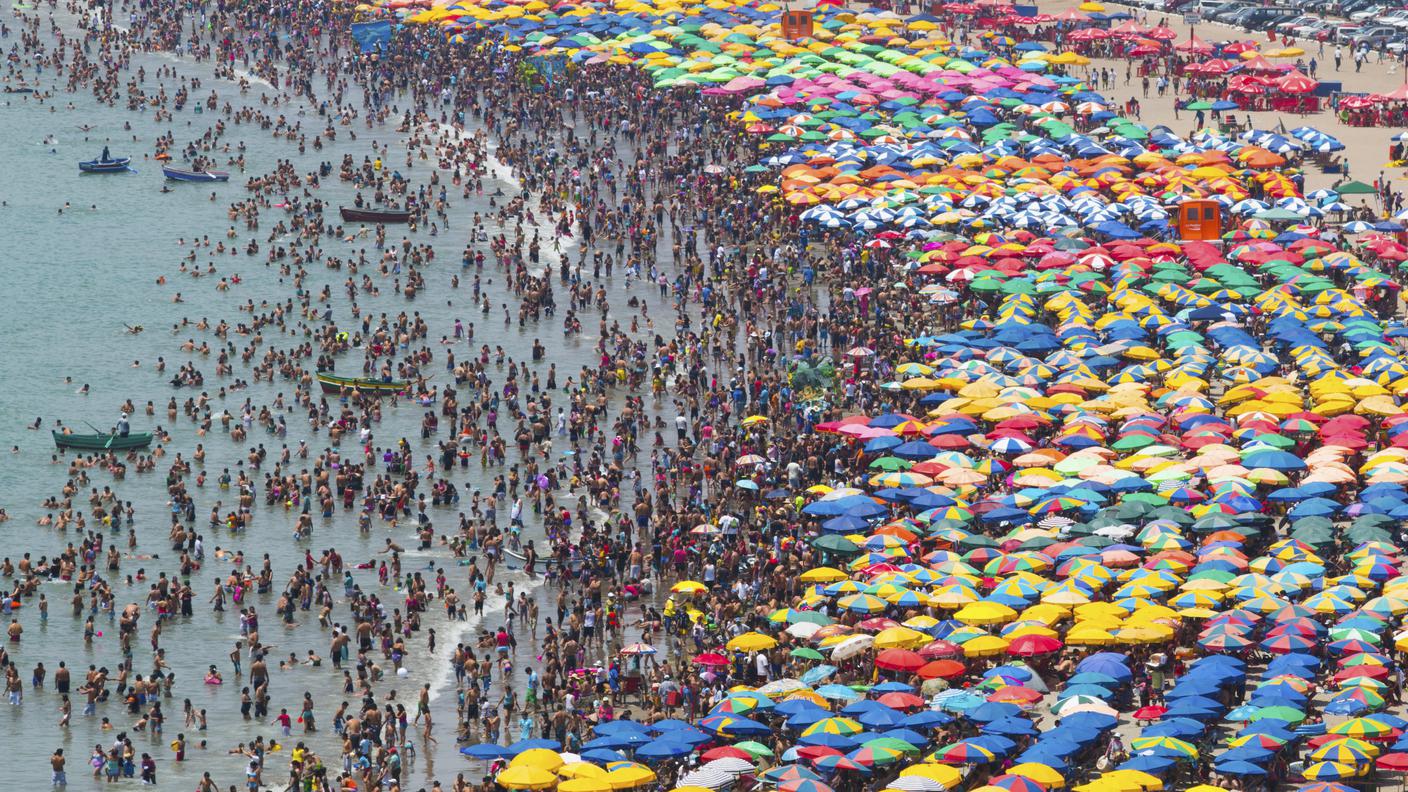 spiaggia affollata