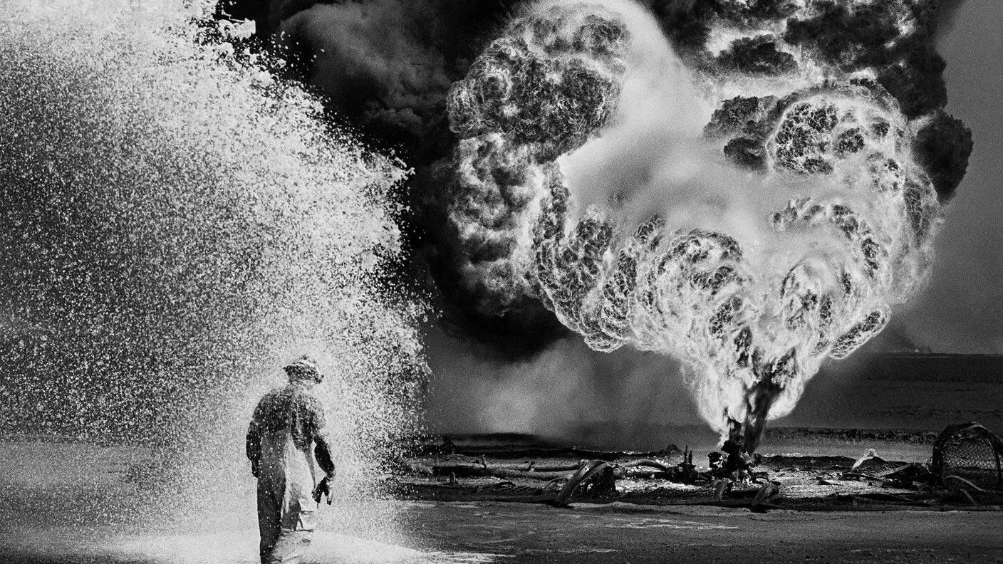 Spray chimici proteggono un vigile del fuoco dal calore delle fiamme, Kuwait, 1991