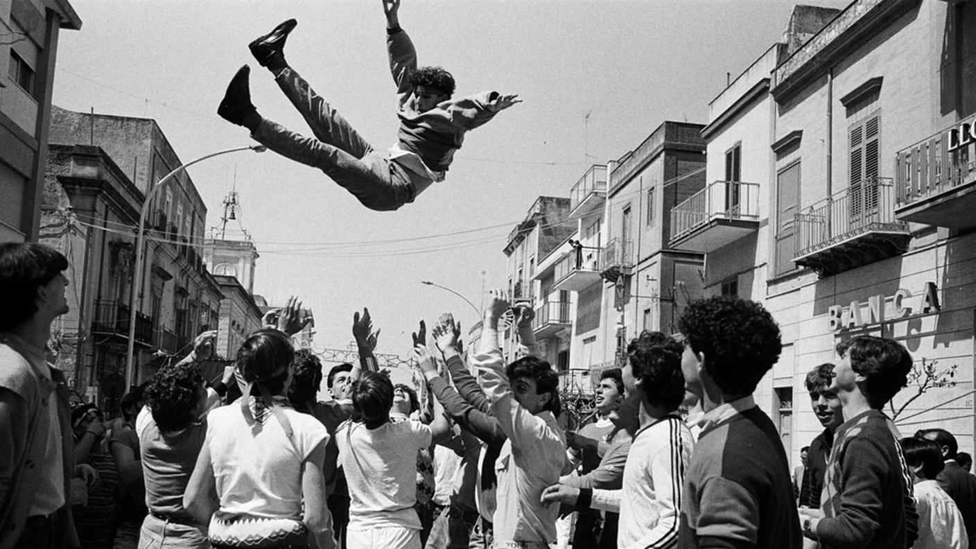 Letizia Battaglia, Domenica di Pasqua, Festeggiamenti per incitare l’uscita della statua di San Michele patrono di Caltabellotta, 1984