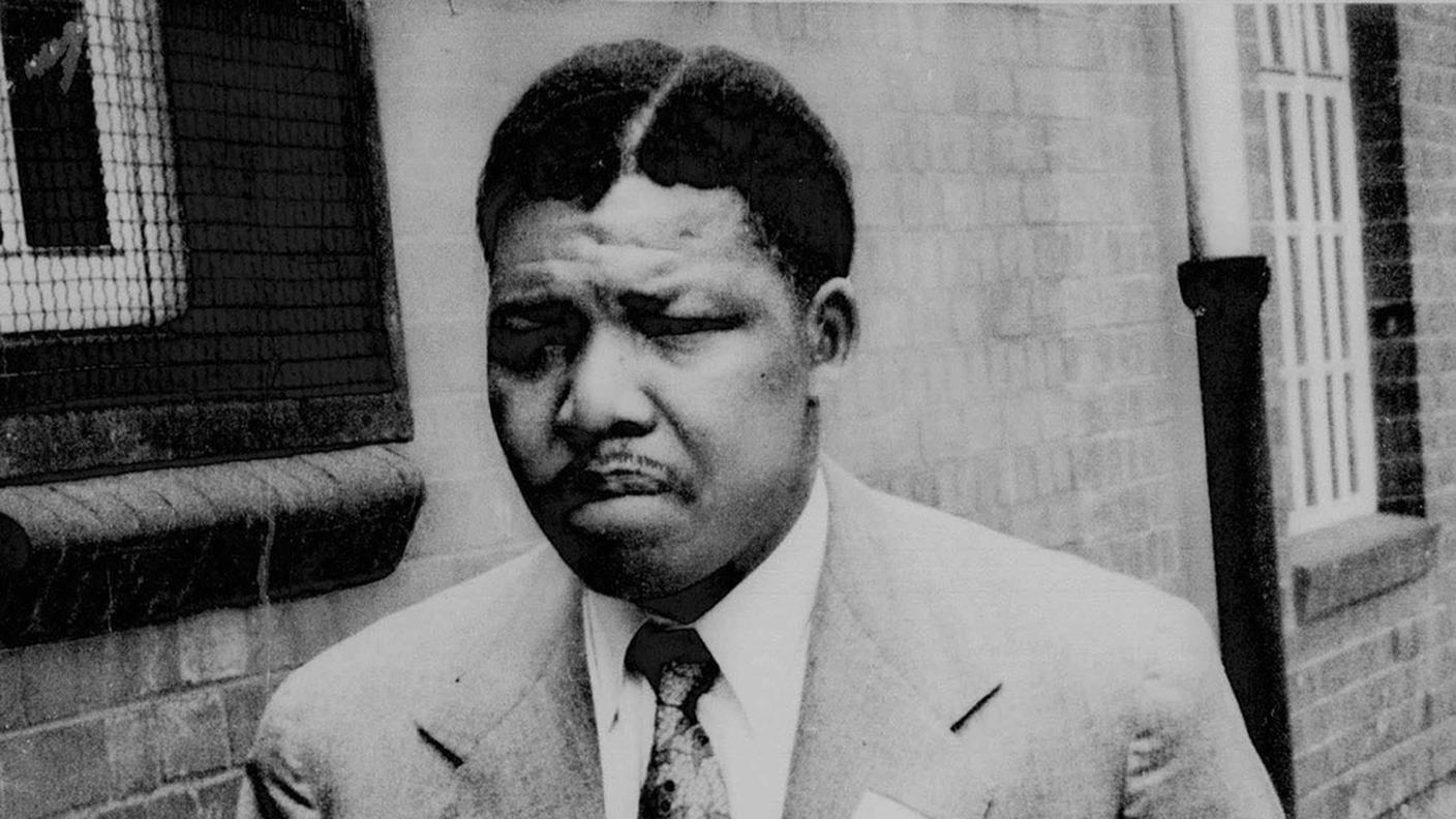 Nelson Mandela, attivista politico e avvocato, all'età di 42 anni