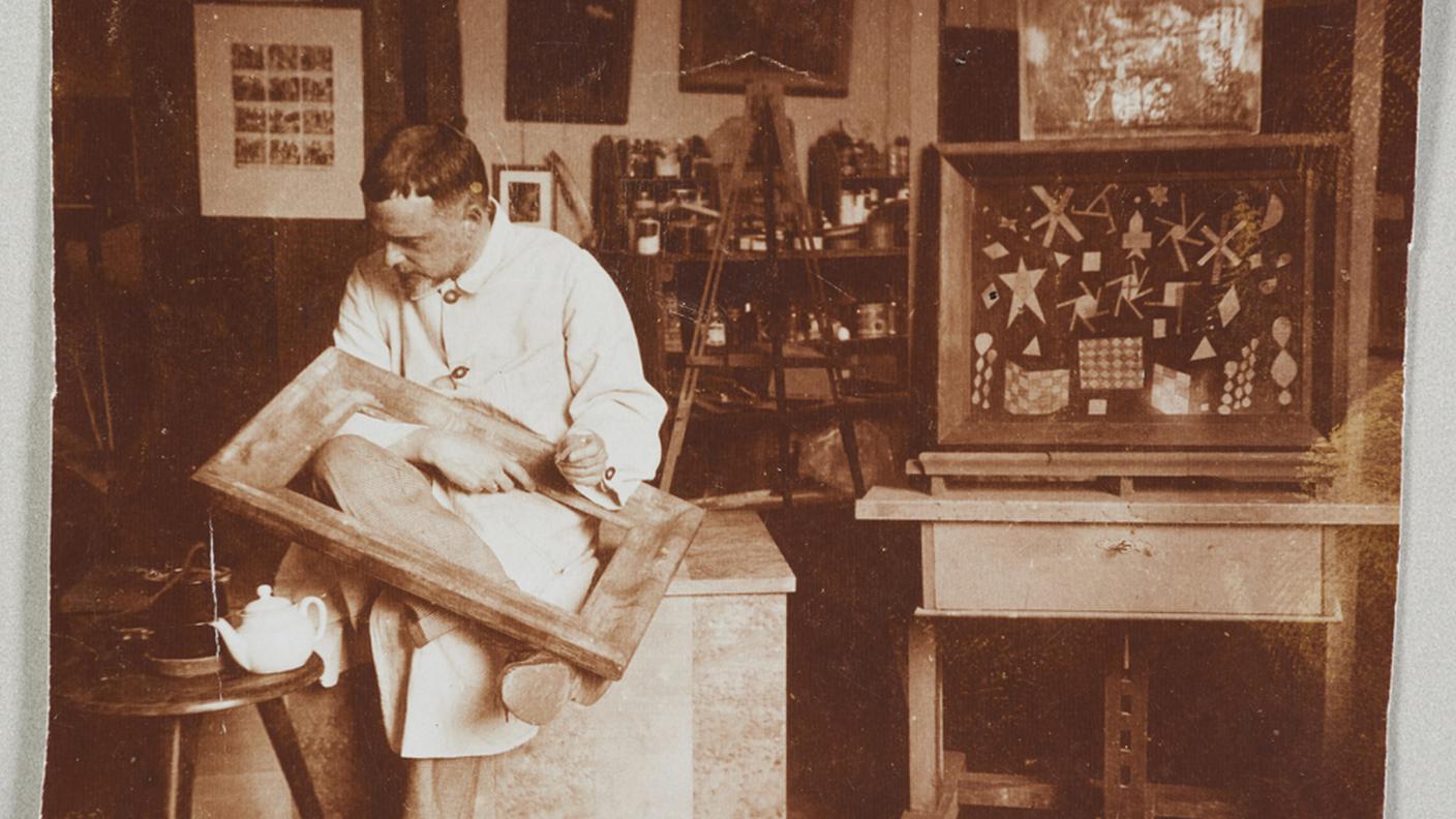Paul Klee nel suo Atelier, Bauhaus Weimar, 1924. Foto Felix Klee