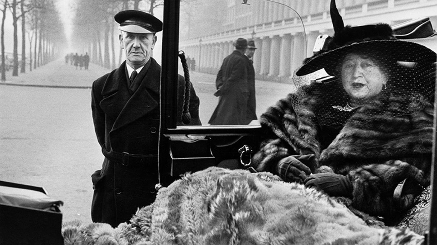 Inge Morath, Eveleigh Nash a Buckingham Palace, Londra, 1953 