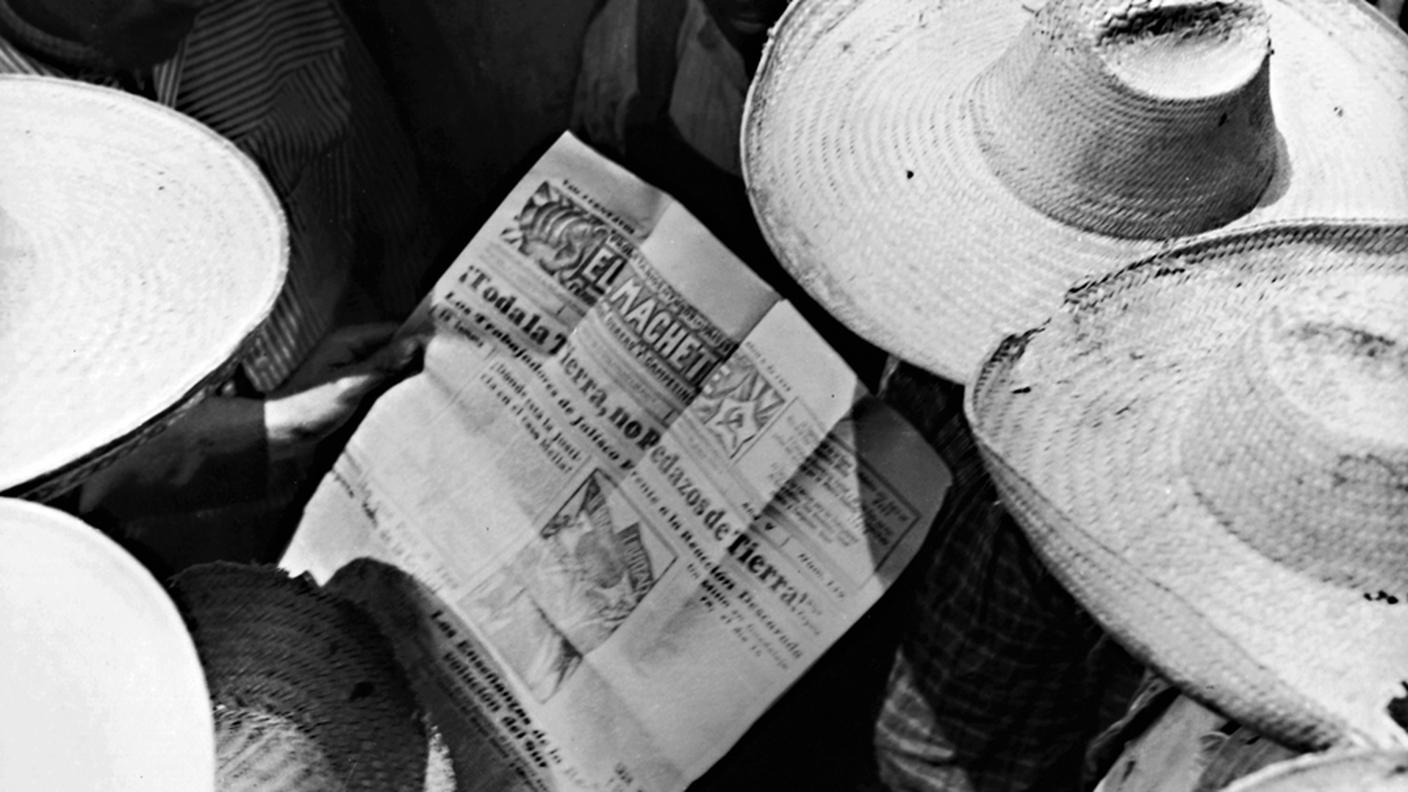 Tina Modotti, Contadini che leggono «El Machete», 1927, Messico