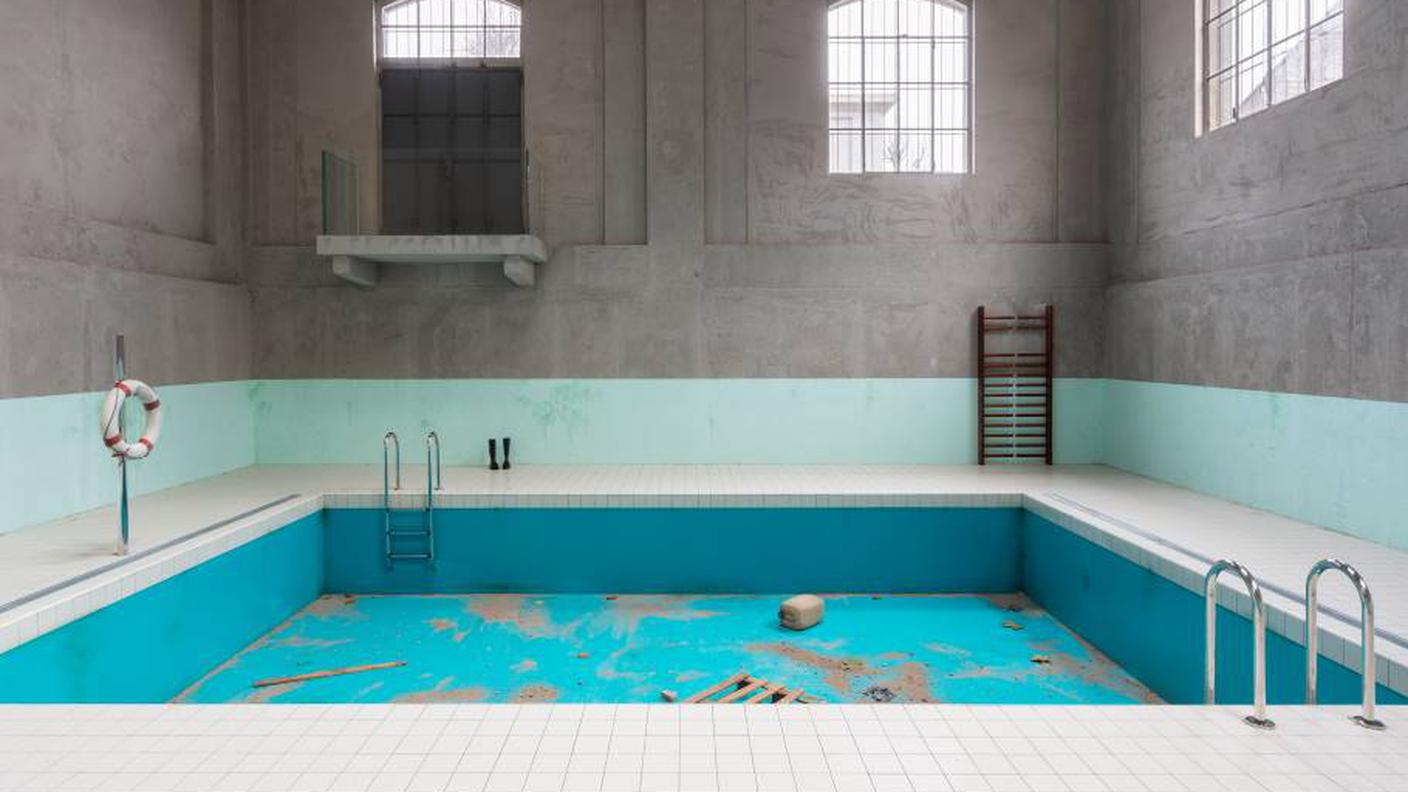 Veduta della mostra “Useless Bodies” di Elmgreen & Dragset. Fondazione Prada, Milano