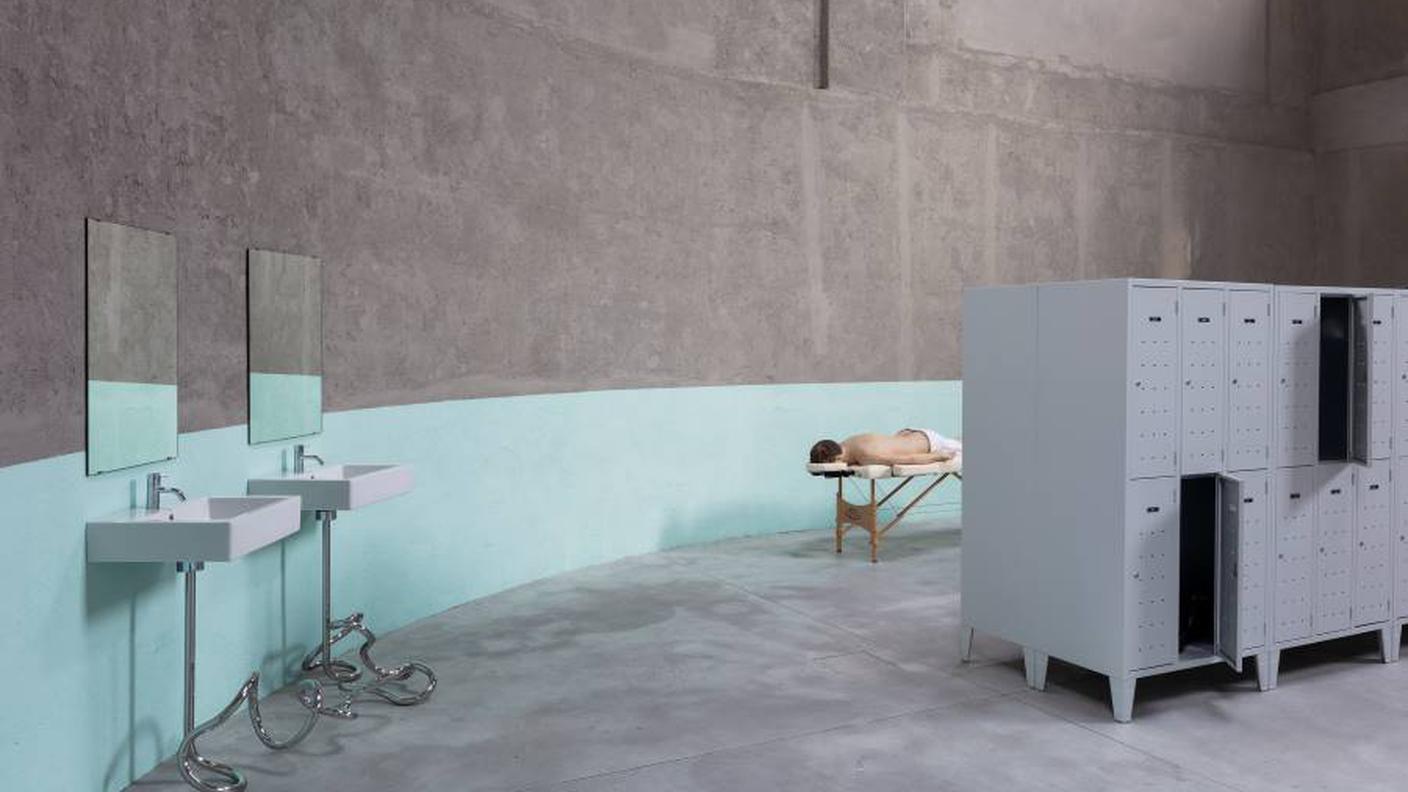 Veduta della mostra “Useless Bodies” di Elmgreen & Dragset. Fondazione Prada, Milano