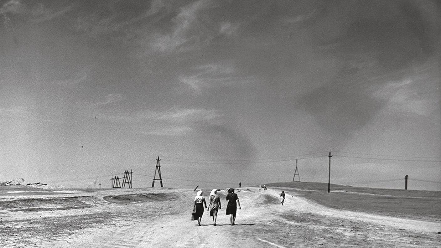 Robert Capa, Donne in cammino in un paesaggio deserto, Stalingrado, URSS, 1947