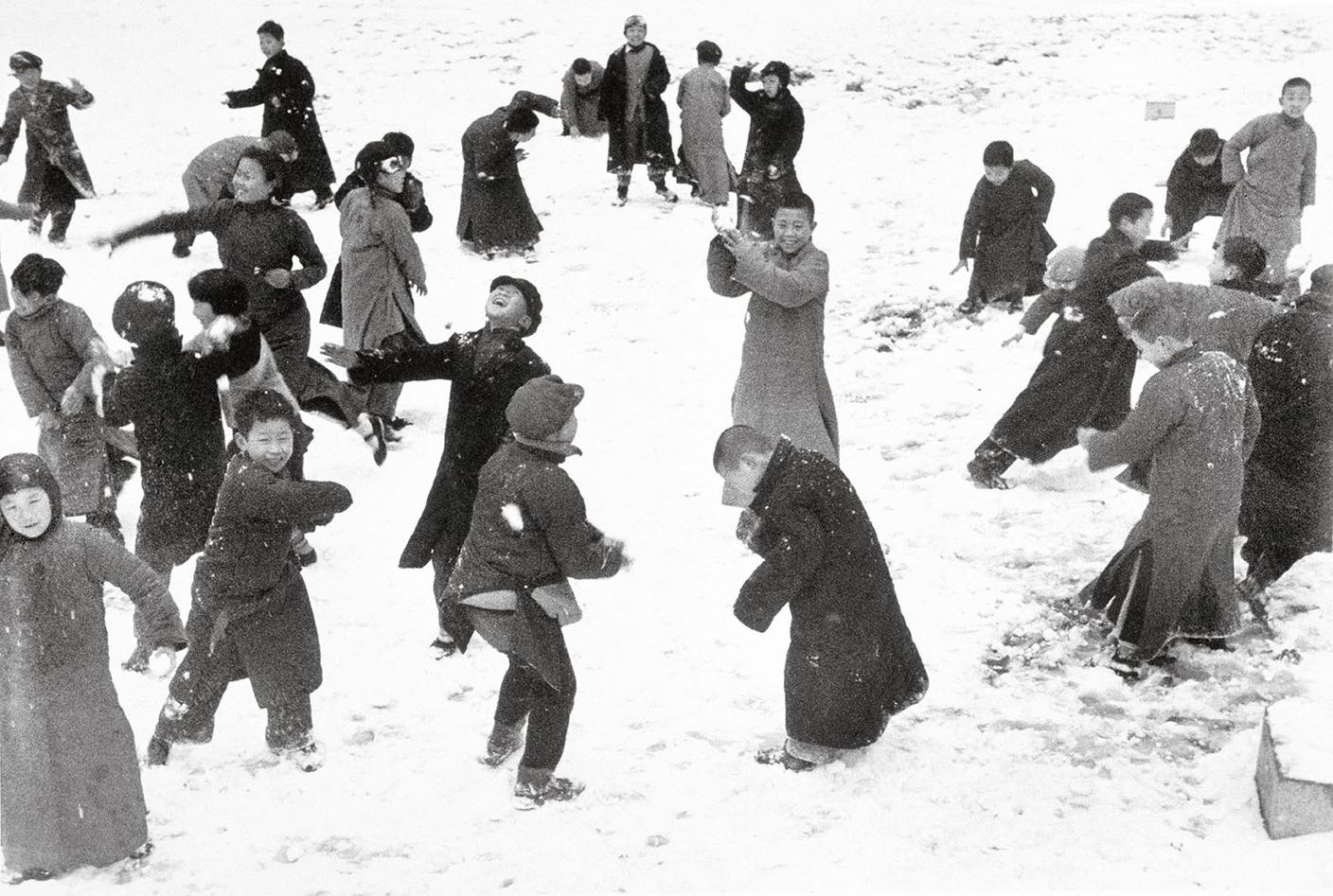 Robert Capa, Bambini che giocano nella neve, Hankou, Cina, marzo 1938 