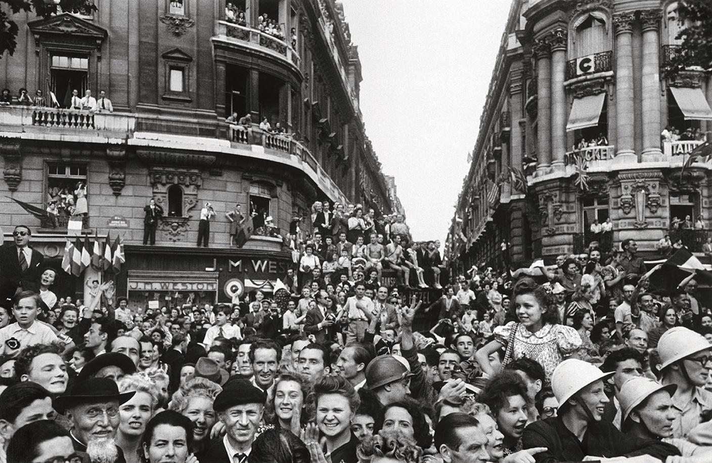 Robert Capa, Folla in festa per la liberazione della città, Parigi, Francia, 25 agosto 1944
