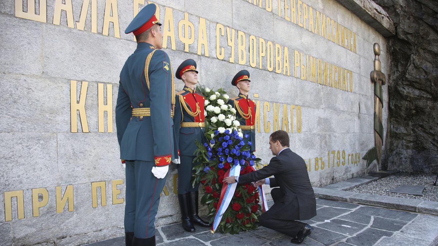 Il presidente russo Dmitry Medvedev depone una corona di fiori sul monumento al generale Alexander Suvorov, venerato in Russia come un genio militare, vicino ad Andermatt, nella Svizzera centrale, martedì 22 settembre 2009. 