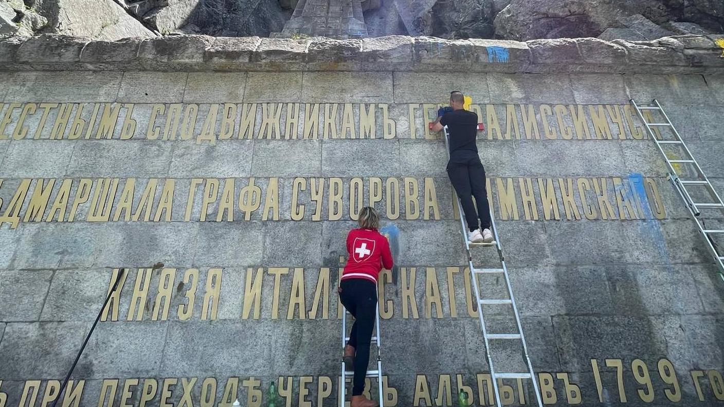 Gruppo di cittadini svizzeri e russi che pulicono il monumento a Suvorov, immagine diffusa dall'ambasciata russa a Berna.