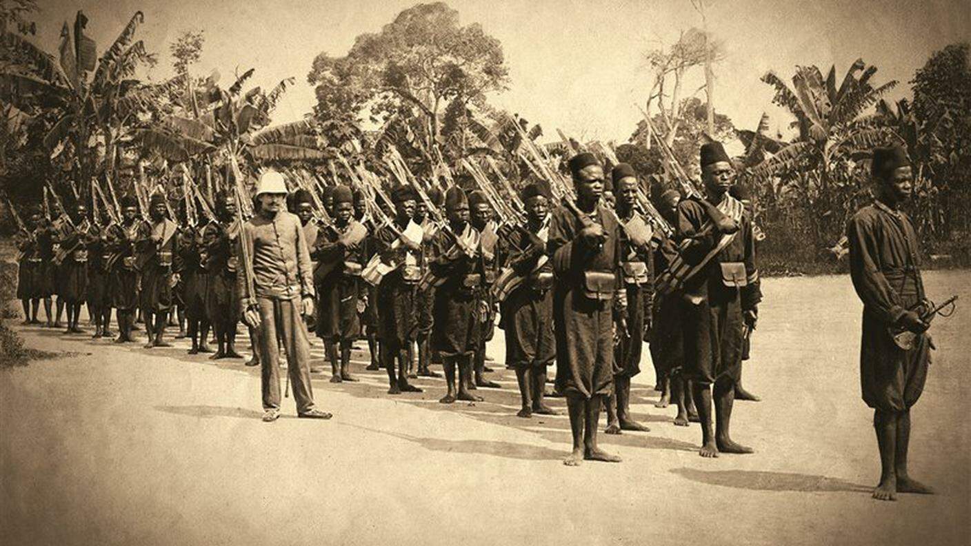 questa-fotografia-del-1907-mostra-alcuni-membri-della-force-publique-con-un-ufficiale-i-soldati-erano-chiamati-albini-perche-portavano-fucili-albini_4a537e1f_800x576.jpg