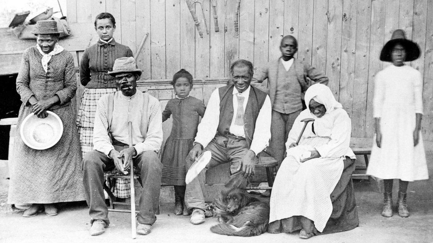 Harriet_Tubman,_with_rescued_slaves,_New_York_Times.jpg