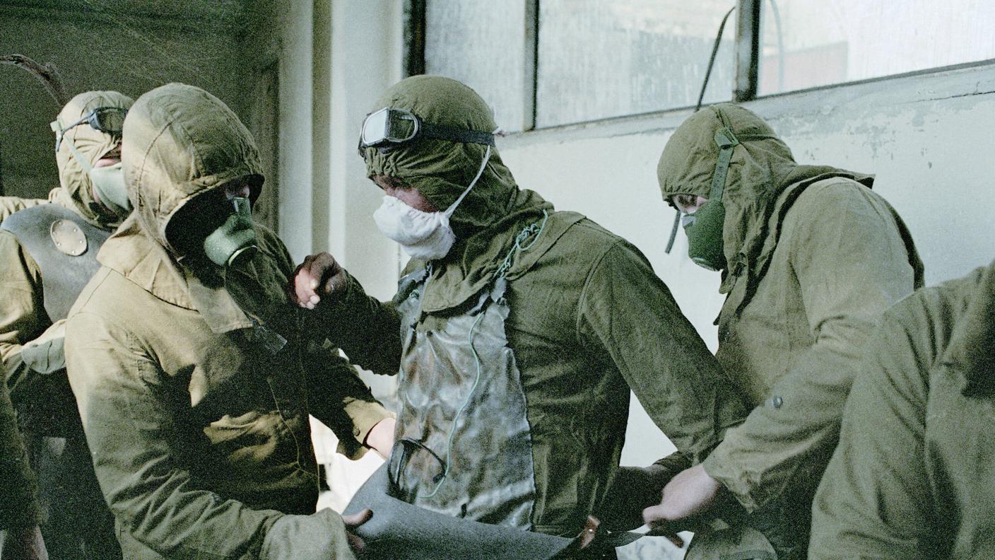 Tecnici al lavoro dopo l'incidente di Chernobyl, 1986
