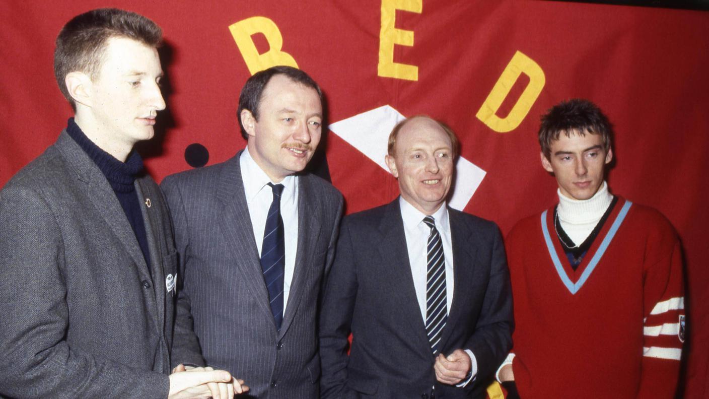 I politici laburisti Ken Livingstone e Neil Kinnock tra Billy Bragg e Paul Weller