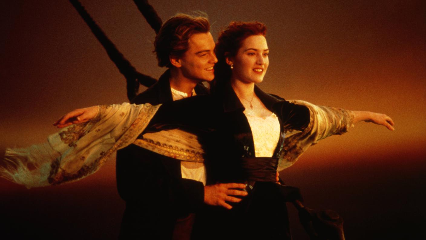 Leonardo DiCaprio e Kate Winslet in una famosa scena di "Titanic"