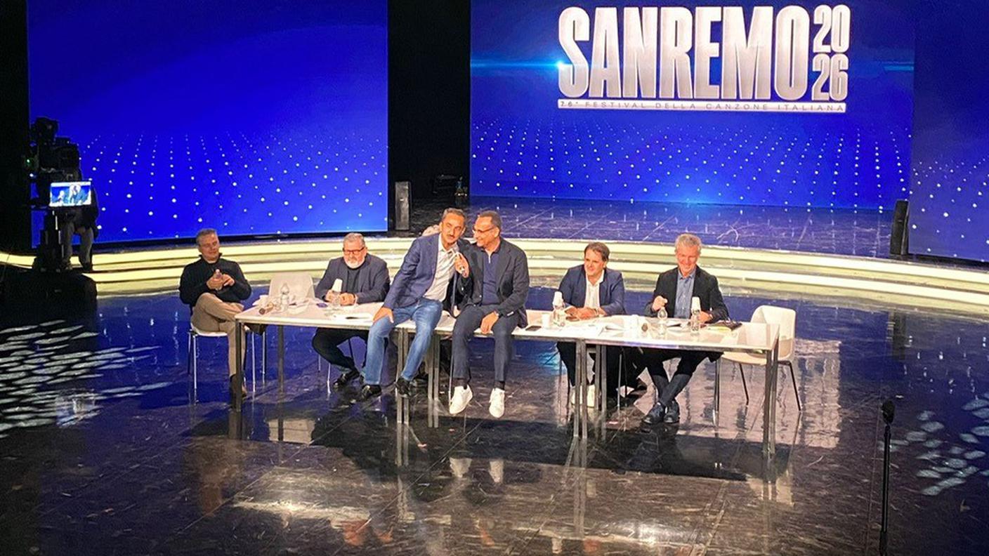 Nicola Savino e Carlo Conti (al centro) durante i preascolti del Festival