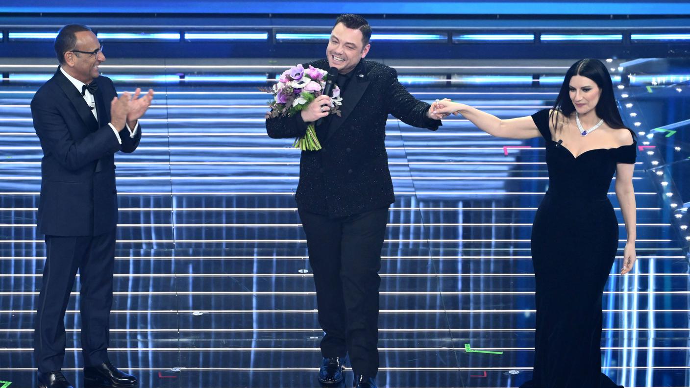 Tiziano Ferro insieme a Carlo Conti e Laura Pausini durante la prima serata del Festival di Sanremo 2026
