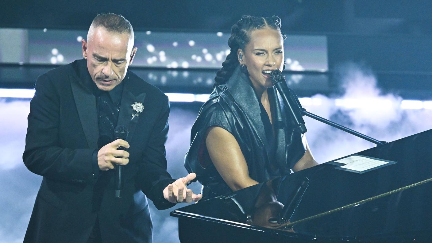 Eros Ramazzotti e Alicia Keys durante la loro esibizione