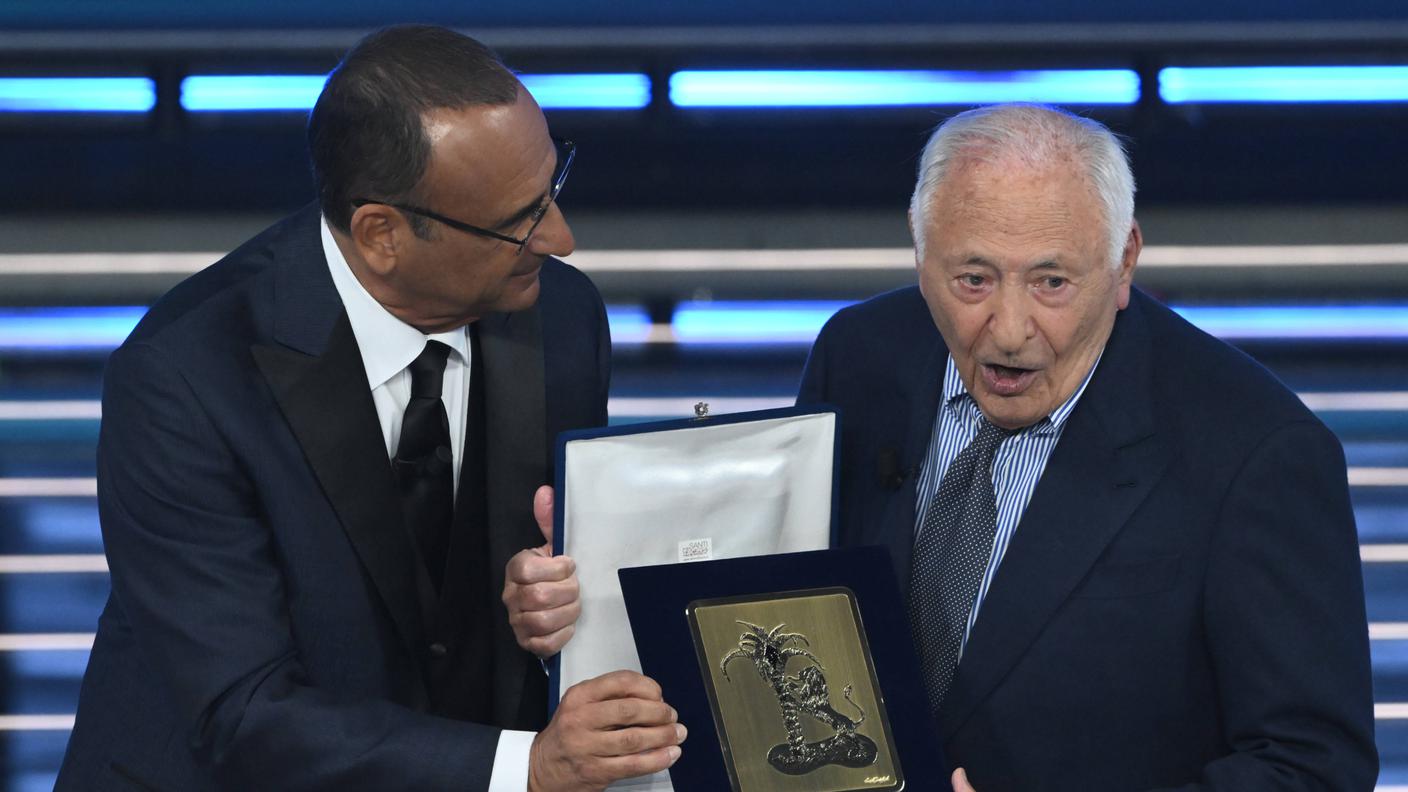 Mogol riceve da Carlo Conti il premio alla carriera