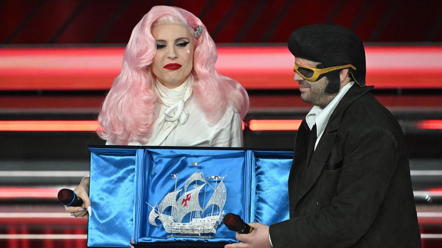 Ditonellapiaga e TonyPitony con il premio della serata