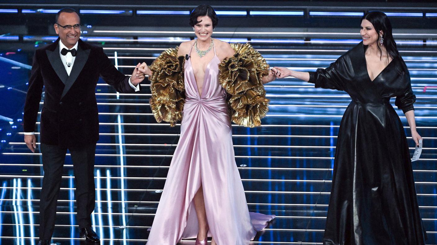 Bianca Balti tra Carlo Conti e Laura Pausini