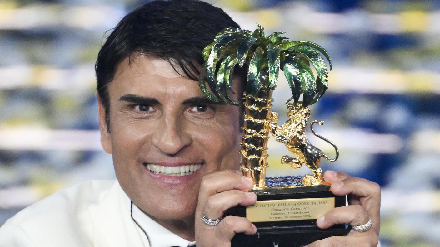 Sal da Vinci posa con il premio appena conquistato