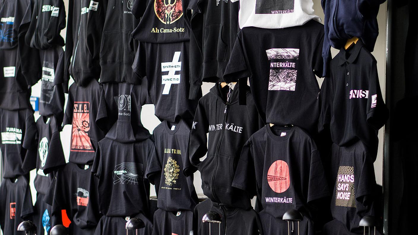 Band_T-shirts_-_Forms_Of_Hands,_Bönen,_2015-04-24_16.44.56_(by_Carsten_Stiller).jpg