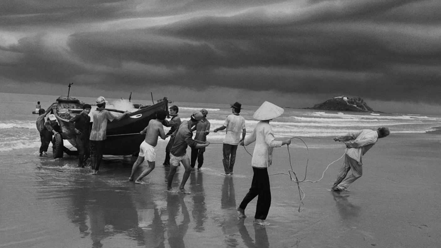 Sebastião Salgado, The beach of Vung Tau, Southern Vietnam, 1995 
